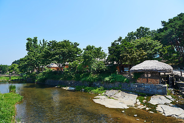 포토 JPG 주간 한옥 풍경 사람없음 야외 강 농촌 시골 충청남도 민속마을 외암리 아산 국내포토 자연요소 한국전통 고건축 충청도 파일형식