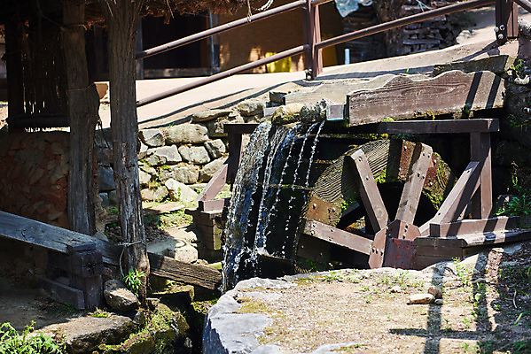 포토 JPG 주간 농업 물줄기 풍경 사람없음 야외 농촌 시골 충청남도 물레방아 외암리 아산 국내포토 자연요소 산업 물 충청도 파일형식