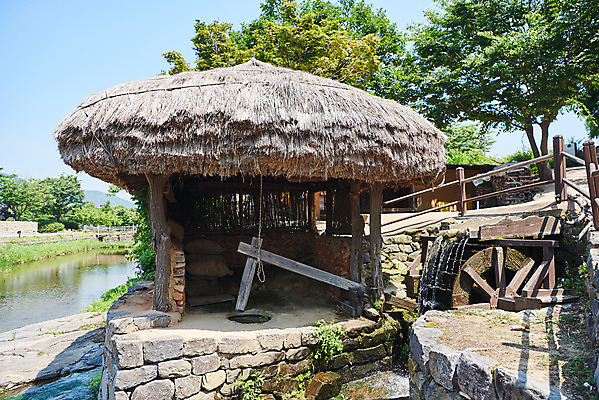 포토 JPG 주간 고건축 농업 풍경 사람없음 야외 농촌 시골 충청남도 물레방아 방앗간 외암리 아산 국내포토 자연요소 건축물 산업 충청도 파일형식