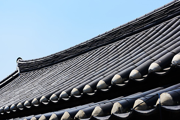 포토 JPG 주간 풍경 사람없음 야외 농촌 시골 충청남도 기와지붕 외암리 아산 국내포토 자연요소 지붕 기와 충청도 파일형식