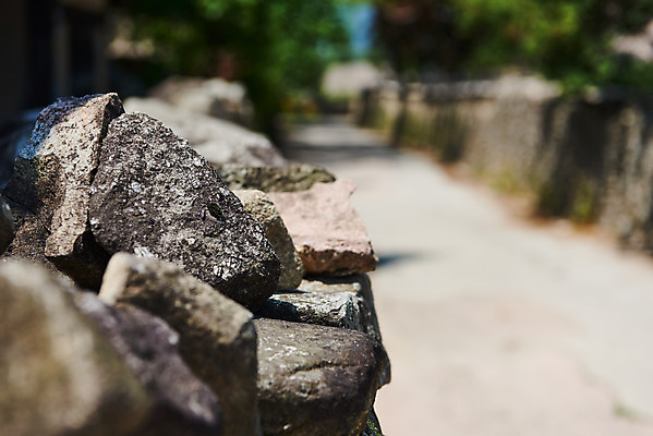 포토 JPG 주간 길 돌담 풍경 사람없음 야외 아웃포커스 농촌 시골 소프트포커스 충청남도 외암리 아산 국내포토 자연요소 촬영기법 담장 돌_바위 충청도 파일형식