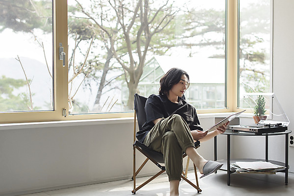 포토 JPG 주간 전신 응시 남자 맨라이프 창문 휴식 실내 한명 미소 들기 앉기 성인 취미 옆모습 30대 한국인 다리꼬기 복고 힐링 아날로그 턴테이블 싱글라이프 성인남자한명만 국내포토 자연요소 1 라이프스타일 시선 뷰포인트 컨셉 모션 표정 사람 동양인 내부 장년 남자한명만 성인남자만 파일형식