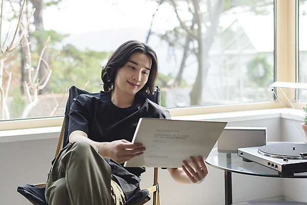 포토 JPG 주간 응시 남자 맨라이프 창문 휴식 실내 한명 미소 들기 앉기 상반신 성인 취미 앞모습 30대 한국인 다리꼬기 복고 힐링 아날로그 턴테이블 싱글라이프 성인남자한명만 국내포토 자연요소 1 라이프스타일 시선 뷰포인트 컨셉 모션 표정 사람 동양인 내부 장년 남자한명만 성인남자만 파일형식