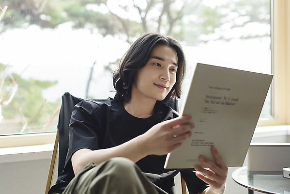 포토 JPG 주간 응시 남자 맨라이프 창문 휴식 실내 한명 미소 들기 앉기 상반신 성인 취미 앞모습 30대 한국인 복고 힐링 아날로그 싱글라이프 성인남자한명만 국내포토 자연요소 1 라이프스타일 시선 뷰포인트 컨셉 모션 표정 사람 동양인 내부 장년 남자한명만 성인남자만 파일형식