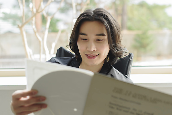 포토 JPG 주간 응시 남자 맨라이프 창문 휴식 실내 한명 미소 들기 상반신 성인 취미 앞모습 30대 한국인 복고 힐링 싱글라이프 성인남자한명만 국내포토 자연요소 1 라이프스타일 시선 뷰포인트 컨셉 모션 표정 사람 동양인 내부 장년 남자한명만 성인남자만 파일형식