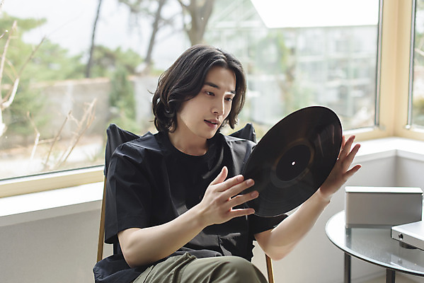 포토 JPG 주간 응시 남자 맨라이프 창문 휴식 실내 한명 들기 앉기 상반신 성인 취미 앞모습 30대 한국인 복고 힐링 아날로그 턴테이블 싱글라이프 성인남자한명만 국내포토 자연요소 1 라이프스타일 시선 뷰포인트 컨셉 모션 사람 동양인 내부 장년 남자한명만 성인남자만 파일형식