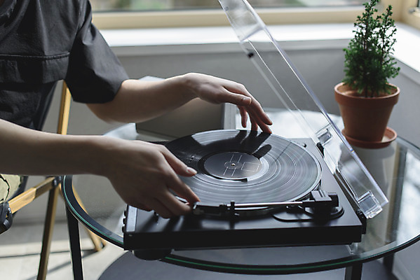 포토 JPG 주간 남자 화분 맨라이프 휴식 실내 한명 들기 상반신 성인 취미 옆모습 30대 한국인 복고 힐링 아날로그 턴테이블 싱글라이프 성인남자한명만 국내포토 자연요소 1 라이프스타일 뷰포인트 컨셉 모션 사람 동양인 내부 장년 남자한명만 성인남자만 파일형식