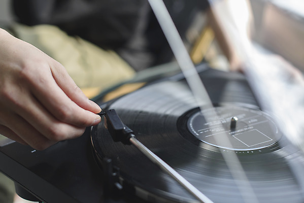 포토 JPG 손 맨라이프 휴식 실내 취미 아웃포커스 신체부위 잡기 복고 힐링 아날로그 턴테이블 싱글라이프 국내포토 라이프스타일 남자 컨셉 모션 촬영기법 사람 내부 파일형식