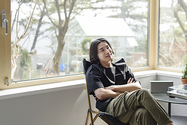 포토 JPG 주간 응시 남자 맨라이프 창문 휴식 실내 한명 미소 앉기 상반신 성인 취미 옆모습 아웃포커스 30대 팔짱 음악감상 한국인 다리꼬기 복고 힐링 아날로그 턴테이블 싱글라이프 성인남자한명만 국내포토 자연요소 1 라이프스타일 시선 뷰포인트 컨셉 모션 촬영기법 표정 사람 동양인 내부 장년 감상 남자한명만 성인남자만 파일형식