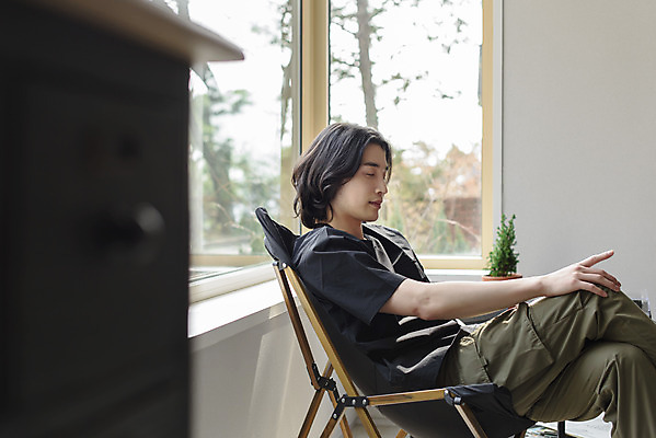 포토 JPG 주간 남자 화분 맨라이프 창문 휴식 실내 한명 앉기 상반신 성인 취미 옆모습 30대 눈감음 음악감상 한국인 다리꼬기 힐링 싱글라이프 성인남자한명만 국내포토 자연요소 1 라이프스타일 뷰포인트 컨셉 모션 사람 동양인 내부 장년 감상 남자한명만 성인남자만 파일형식