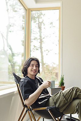 포토 JPG 주간 남자 커피 맨라이프 창문 휴식 실내 한명 미소 들기 앉기 상반신 성인 취미 옆모습 아웃포커스 30대 음악감상 한국인 머그컵 다리꼬기 힐링 싱글라이프 성인남자한명만 국내포토 자연요소 1 라이프스타일 음료 뷰포인트 컨셉 모션 촬영기법 표정 사람 동양인 내부 컵 장년 감상 남자한명만 성인남자만 파일형식