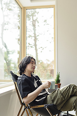 포토 JPG 주간 남자 화분 커피 맨라이프 창문 휴식 실내 한명 들기 앉기 상반신 성인 취미 옆모습 아웃포커스 30대 눈감음 음악감상 한국인 머그컵 다리꼬기 힐링 싱글라이프 성인남자한명만 국내포토 자연요소 1 라이프스타일 음료 뷰포인트 컨셉 모션 촬영기법 사람 동양인 내부 컵 장년 감상 남자한명만 성인남자만 파일형식