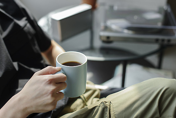 포토 JPG 주간 손 남자 커피 맨라이프 휴식 실내 한명 들기 앉기 상반신 성인 취미 옆모습 아웃포커스 30대 음악감상 한국인 머그컵 복고 힐링 아날로그 턴테이블 싱글라이프 성인남자한명만 국내포토 자연요소 1 라이프스타일 음료 뷰포인트 컨셉 모션 촬영기법 사람 동양인 내부 신체부위 컵 장년 감상 남자한명만 성인남자만 파일형식