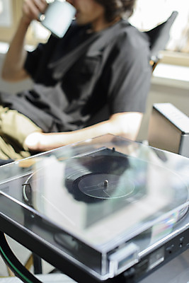 포토 JPG 주간 남자 커피 맨라이프 휴식 실내 한명 앉기 상반신 성인 취미 옆모습 아웃포커스 30대 음악감상 한국인 머그컵 마시기 복고 주머니손 힐링 아날로그 턴테이블 싱글라이프 성인남자한명만 국내포토 자연요소 1 라이프스타일 음료 뷰포인트 컨셉 모션 촬영기법 사람 동양인 내부 컵 장년 감상 남자한명만 성인남자만 파일형식