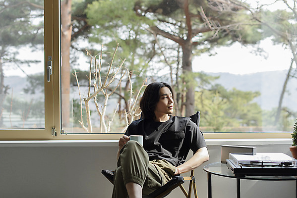 포토 JPG 주간 응시 남자 화분 커피 맨라이프 창문 휴식 실내 한명 들기 앉기 상반신 성인 취미 앞모습 30대 음악감상 한국인 머그컵 다리꼬기 복고 주머니손 힐링 턴테이블 싱글라이프 성인남자한명만 국내포토 자연요소 1 라이프스타일 시선 음료 뷰포인트 컨셉 모션 사람 동양인 내부 컵 장년 감상 남자한명만 성인남자만 파일형식