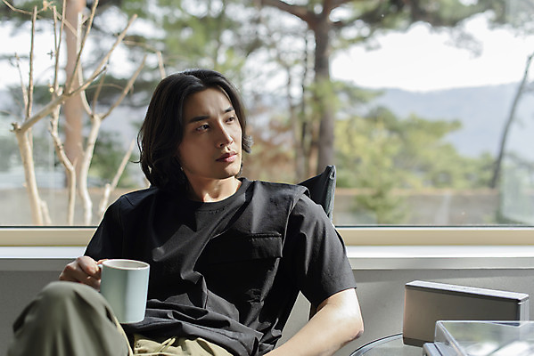 포토 JPG 주간 응시 남자 커피 맨라이프 창문 휴식 실내 한명 들기 상반신 성인 취미 앞모습 30대 한국인 머그컵 복고 힐링 턴테이블 싱글라이프 성인남자한명만 국내포토 자연요소 1 라이프스타일 시선 음료 뷰포인트 컨셉 모션 사람 동양인 내부 컵 장년 남자한명만 성인남자만 파일형식
