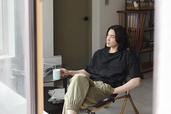 포토 JPG 주간 응시 남자 커피 맨라이프 휴식 실내 한명 상반신 성인 취미 옆모습 30대 한국인 머그컵 다리꼬기 잡기 복고 주머니손 힐링 턴테이블 싱글라이프 성인남자한명만 국내포토 자연요소 1 라이프스타일 시선 음료 뷰포인트 컨셉 모션 사람 동양인 내부 컵 장년 남자한명만 성인남자만 파일형식