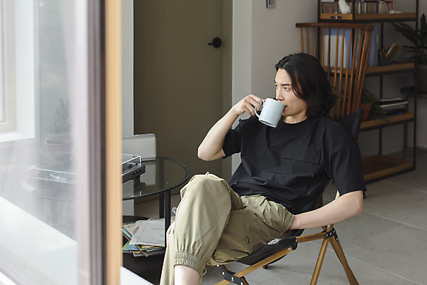 포토 JPG 주간 응시 남자 커피 맨라이프 휴식 실내 한명 들기 앉기 상반신 성인 취미 옆모습 30대 음악감상 한국인 머그컵 마시기 다리꼬기 복고 주머니손 힐링 턴테이블 싱글라이프 성인남자한명만 국내포토 자연요소 1 라이프스타일 시선 음료 뷰포인트 컨셉 모션 사람 동양인 내부 컵 장년 감상 남자한명만 성인남자만 파일형식