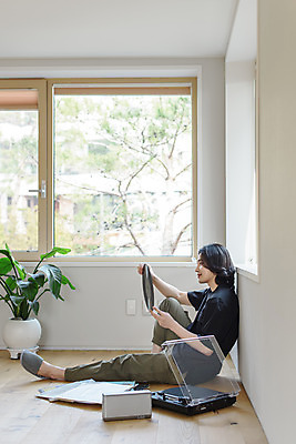 포토 JPG 주간 전신 응시 남자 화분 맨라이프 창문 휴식 실내 한명 미소 들기 앉기 성인 취미 옆모습 30대 한국인 복고 힐링 아날로그 턴테이블 싱글라이프 성인남자한명만 국내포토 자연요소 1 라이프스타일 시선 뷰포인트 컨셉 모션 표정 사람 동양인 내부 장년 남자한명만 성인남자만 파일형식