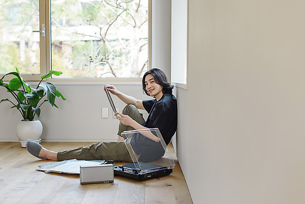 포토 JPG 주간 전신 응시 남자 화분 맨라이프 창문 휴식 실내 한명 미소 들기 앉기 성인 취미 옆모습 30대 한국인 복고 힐링 아날로그 턴테이블 싱글라이프 성인남자한명만 국내포토 자연요소 1 라이프스타일 시선 뷰포인트 컨셉 모션 표정 사람 동양인 내부 장년 남자한명만 성인남자만 파일형식