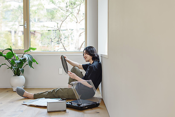 포토 JPG 주간 전신 응시 남자 화분 맨라이프 창문 휴식 실내 한명 미소 들기 앉기 성인 취미 옆모습 30대 한국인 복고 힐링 아날로그 턴테이블 싱글라이프 성인남자한명만 국내포토 자연요소 1 라이프스타일 시선 뷰포인트 컨셉 모션 표정 사람 동양인 내부 장년 남자한명만 성인남자만 파일형식