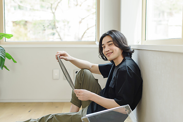 포토 JPG 주간 응시 남자 맨라이프 창문 휴식 실내 한명 미소 들기 앉기 상반신 성인 취미 옆모습 30대 한국인 복고 힐링 아날로그 싱글라이프 성인남자한명만 국내포토 자연요소 1 라이프스타일 시선 뷰포인트 컨셉 모션 표정 사람 동양인 내부 장년 남자한명만 성인남자만 파일형식