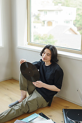 포토 JPG 주간 응시 남자 맨라이프 창문 휴식 실내 한명 미소 들기 앉기 상반신 성인 취미 옆모습 30대 한국인 복고 힐링 아날로그 턴테이블 싱글라이프 성인남자한명만 국내포토 자연요소 1 라이프스타일 시선 뷰포인트 컨셉 모션 표정 사람 동양인 내부 장년 남자한명만 성인남자만 파일형식