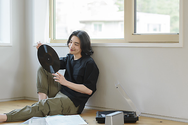 포토 JPG 주간 응시 남자 맨라이프 창문 휴식 실내 한명 미소 들기 앉기 상반신 성인 취미 옆모습 30대 한국인 복고 힐링 아날로그 턴테이블 싱글라이프 성인남자한명만 국내포토 자연요소 1 라이프스타일 시선 뷰포인트 컨셉 모션 표정 사람 동양인 내부 장년 남자한명만 성인남자만 파일형식