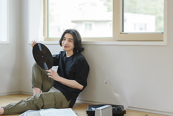 포토 JPG 주간 응시 남자 맨라이프 창문 휴식 실내 한명 미소 들기 앉기 상반신 성인 취미 옆모습 30대 한국인 복고 힐링 아날로그 턴테이블 싱글라이프 성인남자한명만 국내포토 자연요소 1 라이프스타일 시선 뷰포인트 컨셉 모션 표정 사람 동양인 내부 장년 남자한명만 성인남자만 파일형식