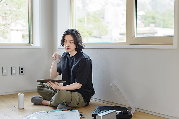 포토 JPG 주간 전신 응시 남자 맨라이프 창문 휴식 실내 관리 한명 들기 성인 취미 옆모습 30대 한국인 청소 뿌리기 복고 힐링 가부좌 분무기 아날로그 턴테이블 싱글라이프 성인남자한명만 국내포토 자연요소 1 라이프스타일 시선 뷰포인트 컨셉 모션 사람 앉기 동양인 내부 장년 남자한명만 성인남자만 파일형식