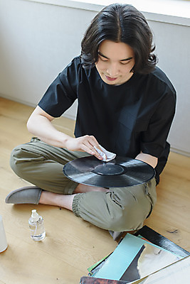 포토 JPG 전신 응시 남자 맨라이프 휴식 실내 관리 한명 미소 들기 성인 취미 옆모습 30대 한국인 청소 복고 힐링 가부좌 아날로그 닦기 턴테이블 싱글라이프 성인남자한명만 국내포토 1 라이프스타일 시선 뷰포인트 컨셉 모션 표정 사람 앉기 동양인 내부 장년 남자한명만 성인남자만 파일형식