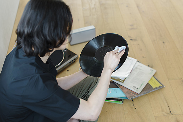 포토 JPG 남자 맨라이프 휴식 실내 관리 한명 들기 상반신 성인 취미 뒷모습 30대 한국인 청소 복고 나무바닥 힐링 아날로그 닦기 턴테이블 싱글라이프 성인남자한명만 국내포토 1 라이프스타일 뷰포인트 컨셉 모션 바닥 사람 동양인 내부 장년 남자한명만 성인남자만 파일형식