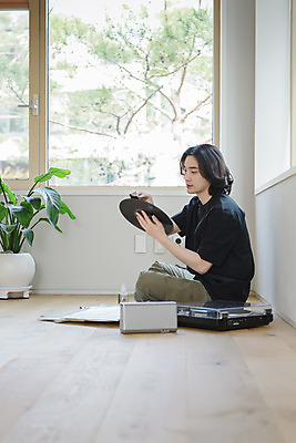 포토 JPG 주간 전신 응시 남자 화분 맨라이프 창문 휴식 실내 관리 한명 들기 성인 취미 옆모습 30대 한국인 청소 복고 힐링 가부좌 아날로그 닦기 턴테이블 싱글라이프 성인남자한명만 국내포토 자연요소 1 라이프스타일 시선 뷰포인트 컨셉 모션 사람 앉기 동양인 내부 장년 남자한명만 성인남자만 파일형식