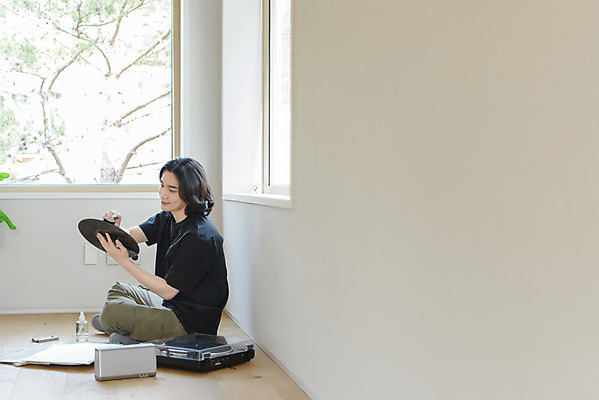 포토 JPG 주간 전신 응시 남자 맨라이프 창문 휴식 실내 관리 한명 미소 들기 성인 취미 옆모습 30대 한국인 복고 힐링 가부좌 아날로그 닦기 턴테이블 싱글라이프 성인남자한명만 국내포토 자연요소 1 라이프스타일 시선 뷰포인트 컨셉 모션 표정 사람 앉기 동양인 내부 장년 남자한명만 성인남자만 파일형식