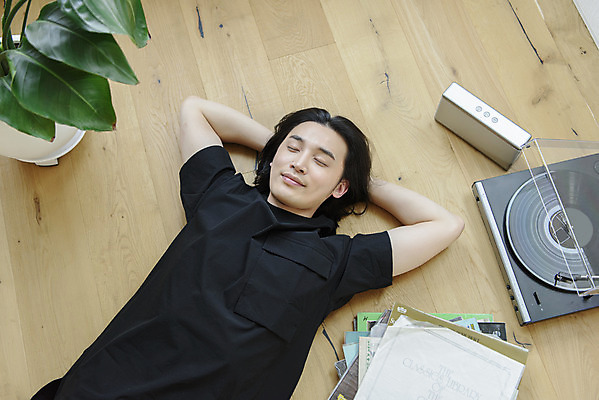 포토 JPG 남자 맨라이프 휴식 실내 한명 미소 상반신 성인 취미 앞모습 30대 하이앵글 눕기 눈감음 음악감상 한국인 복고 나무바닥 힐링 아날로그 팔베개 턴테이블 싱글라이프 성인남자한명만 국내포토 1 라이프스타일 뷰포인트 컨셉 모션 바닥 표정 사람 동양인 내부 장년 감상 남자한명만 성인남자만 파일형식