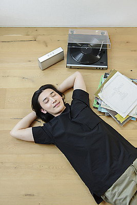 포토 JPG 남자 맨라이프 휴식 실내 한명 미소 상반신 성인 취미 앞모습 30대 하이앵글 눕기 눈감음 음악감상 한국인 복고 나무바닥 힐링 아날로그 팔베개 턴테이블 싱글라이프 성인남자한명만 국내포토 1 라이프스타일 뷰포인트 컨셉 모션 바닥 표정 사람 동양인 내부 장년 감상 남자한명만 성인남자만 파일형식