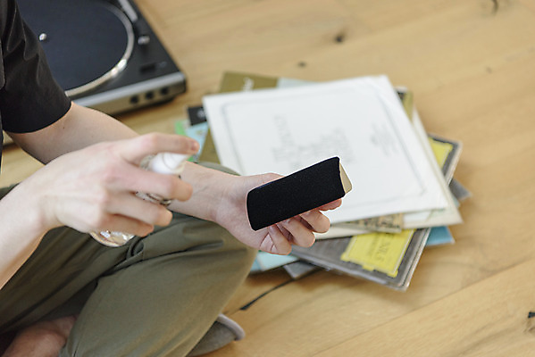 포토 JPG 남자 맨라이프 휴식 실내 관리 한명 들기 앉기 성인 취미 옆모습 아웃포커스 30대 한국인 청소도구 청소 복고 힐링 분무기 아날로그 턴테이블 싱글라이프 성인남자한명만 국내포토 1 라이프스타일 뷰포인트 컨셉 모션 촬영기법 사람 동양인 내부 장년 도구 남자한명만 성인남자만 파일형식
