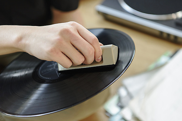 포토 JPG 손 맨라이프 휴식 실내 관리 취미 아웃포커스 신체부위 청소도구 청소 복고 힐링 아날로그 닦기 턴테이블 싱글라이프 국내포토 라이프스타일 남자 컨셉 모션 촬영기법 사람 내부 도구 파일형식