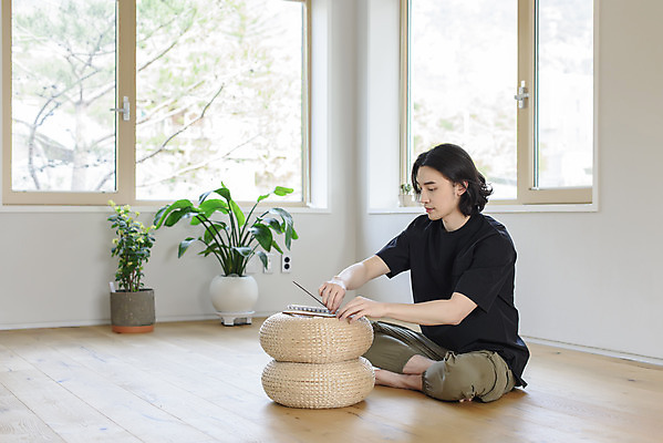 포토 JPG 주간 전신 응시 남자 화분 맨라이프 창문 휴식 실내 한명 성인 취미 옆모습 30대 한국인 힐링 가부좌 향 싱글라이프 성인남자한명만 인센스스틱 국내포토 자연요소 1 라이프스타일 시선 뷰포인트 컨셉 사람 앉기 동양인 내부 장년 남자한명만 성인남자만 파일형식