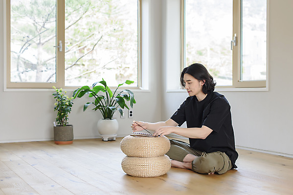 포토 JPG 주간 전신 응시 남자 화분 맨라이프 창문 불 휴식 실내 한명 성인 취미 옆모습 30대 한국인 잡기 성냥 힐링 가부좌 향 싱글라이프 성인남자한명만 인센스스틱 국내포토 자연요소 1 라이프스타일 시선 뷰포인트 컨셉 모션 사람 앉기 동양인 내부 장년 남자한명만 성인남자만 파일형식