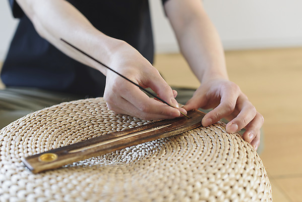 포토 JPG 손 남자 맨라이프 휴식 실내 한명 상반신 성인 취미 앞모습 30대 한국인 잡기 힐링 향 꽂음 싱글라이프 성인남자한명만 인센스스틱 국내포토 1 라이프스타일 뷰포인트 컨셉 모션 사람 동양인 내부 신체부위 장년 남자한명만 성인남자만 파일형식