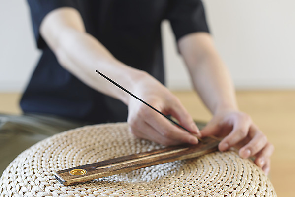 포토 JPG 손 남자 맨라이프 휴식 실내 한명 상반신 성인 취미 앞모습 아웃포커스 30대 한국인 잡기 힐링 향 꽂음 싱글라이프 성인남자한명만 인센스스틱 국내포토 1 라이프스타일 뷰포인트 컨셉 모션 촬영기법 사람 동양인 내부 신체부위 장년 남자한명만 성인남자만 파일형식