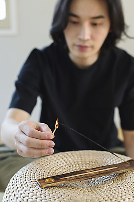 포토 JPG 응시 남자 맨라이프 불 휴식 실내 한명 들기 상반신 성인 취미 앞모습 아웃포커스 30대 한국인 성냥 힐링 향 싱글라이프 성인남자한명만 인센스스틱 국내포토 자연요소 1 라이프스타일 시선 뷰포인트 컨셉 모션 촬영기법 사람 동양인 내부 장년 남자한명만 성인남자만 파일형식