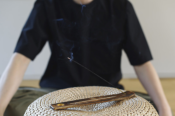 포토 JPG 남자 맨라이프 휴식 실내 한명 상반신 성인 취미 앞모습 30대 한국인 힐링 가부좌 향 싱글라이프 성인남자한명만 인센스스틱 국내포토 1 라이프스타일 뷰포인트 컨셉 사람 앉기 동양인 내부 장년 남자한명만 성인남자만 파일형식