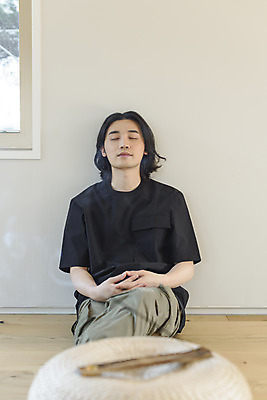 포토 JPG 남자 맨라이프 휴식 실내 한명 앉기 상반신 성인 취미 앞모습 30대 눈감음 한국인 다리꼬기 힐링 향 싱글라이프 성인남자한명만 인센스스틱 국내포토 1 라이프스타일 뷰포인트 컨셉 모션 사람 동양인 내부 장년 남자한명만 성인남자만 파일형식