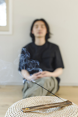 포토 JPG 남자 맨라이프 휴식 실내 한명 앉기 상반신 성인 취미 앞모습 아웃포커스 30대 눈감음 한국인 다리꼬기 힐링 향 싱글라이프 성인남자한명만 인센스스틱 국내포토 1 라이프스타일 뷰포인트 컨셉 모션 촬영기법 사람 동양인 내부 장년 남자한명만 성인남자만 파일형식