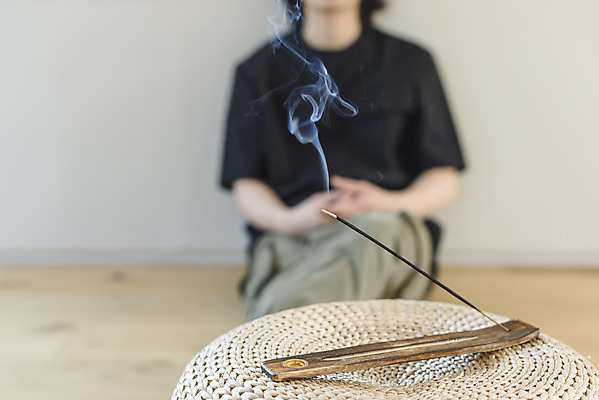 포토 JPG 남자 맨라이프 휴식 실내 한명 앉기 상반신 성인 취미 앞모습 아웃포커스 30대 한국인 다리꼬기 힐링 향 싱글라이프 성인남자한명만 인센스스틱 국내포토 1 라이프스타일 뷰포인트 컨셉 모션 촬영기법 사람 동양인 내부 장년 남자한명만 성인남자만 파일형식