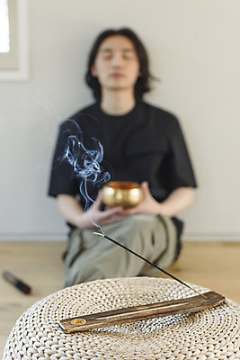 포토 JPG 남자 맨라이프 휴식 실내 한명 들기 앉기 상반신 성인 취미 앞모습 아웃포커스 30대 눈감음 한국인 다리꼬기 명상 힐링 향 싱글라이프 성인남자한명만 싱잉볼 인센스스틱 국내포토 1 라이프스타일 뷰포인트 컨셉 모션 촬영기법 사람 동양인 내부 장년 불교용품 남자한명만 성인남자만 파일형식