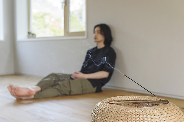 포토 JPG 주간 전신 남자 맨라이프 창문 휴식 실내 한명 앉기 성인 취미 옆모습 아웃포커스 30대 눈감음 한국인 다리꼬기 힐링 향 싱글라이프 성인남자한명만 인센스스틱 국내포토 자연요소 1 라이프스타일 뷰포인트 컨셉 모션 촬영기법 사람 동양인 내부 장년 남자한명만 성인남자만 파일형식