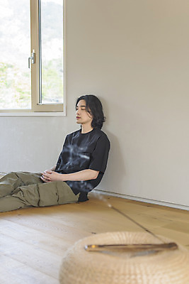 포토 JPG 주간 남자 맨라이프 휴식 실내 한명 앉기 상반신 성인 취미 옆모습 아웃포커스 30대 눈감음 한국인 다리꼬기 연기 힐링 향 싱글라이프 성인남자한명만 인센스스틱 국내포토 자연요소 1 라이프스타일 뷰포인트 컨셉 모션 촬영기법 사람 동양인 내부 장년 남자한명만 성인남자만 파일형식